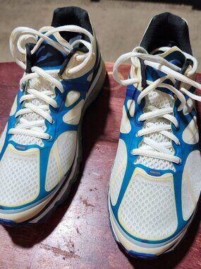 Pre-owned - 2012 White and Blue Spark in great condition. Men's Size 9